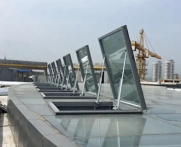 還在為大面積開窗煩惱?華爾永盛電動開窗機，一鍵解決你的困擾!