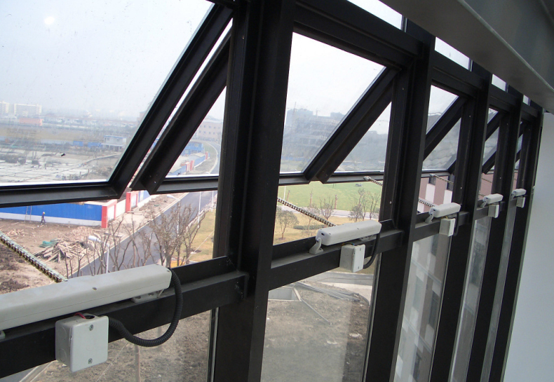 電動開窗機到底值不值得買?用過的人說出 3 個真實體驗